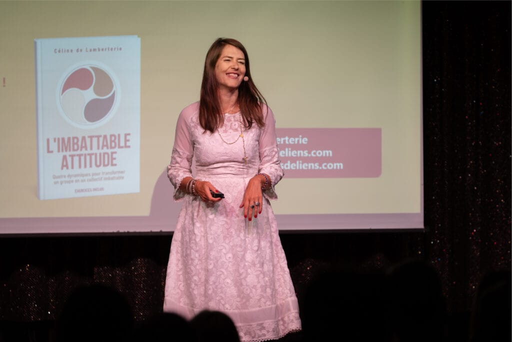 Céline de Lamberterie sur scène pendant sa conférence Gr'Attitudes sur la reconnaissance au travail